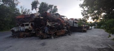 Ukrayna 'da savaş. Rus ordusu tarafından yakıldı, yok edildi ve sivillerin arabaları bombalandı. Rus işgalinin Ukrayna 'daki sonuçları. Irpin, Kyiv bölgesi, Mayıs 2022