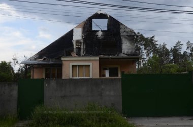 Ukrayna 'da savaş. Rus ordusunun saldırısından sonra Kyiv bölgesinde yıkılan binalar. Rus işgalinin Ukrayna 'daki sonuçları. Kyiv bölgesi, Ukrayna, Haziran 2022