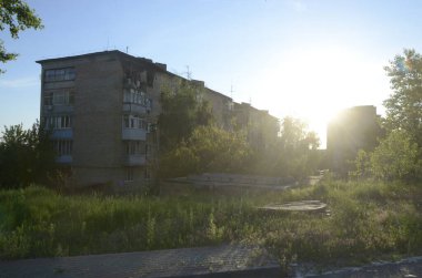 Ukrayna 'da savaş. Rus ordusunun saldırısından sonra Kyiv bölgesinde yıkılan binalar. Rus işgalinin Ukrayna 'daki sonuçları. Kyiv bölgesi, Ukrayna, Haziran 2022