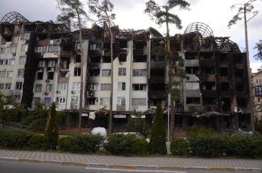 Ukrayna 'da savaş. Rus ordusunun saldırısından sonra Kyiv bölgesinde yıkılan binalar. Rus işgalinin Ukrayna 'daki sonuçları. Kyiv bölgesi, Ukrayna, Haziran 2022