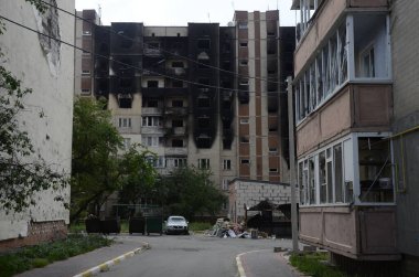 Ukrayna 'da savaş. Rus ordusunun saldırısından sonra Kyiv bölgesinde yıkılan binalar. Rus işgalinin Ukrayna 'daki sonuçları. Kyiv bölgesi, Ukrayna, Haziran 2022