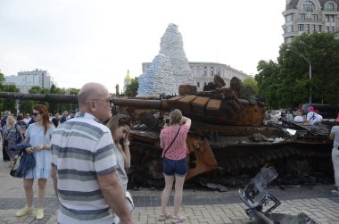 Kyiv, Ukrayna - Mayıs 2022: Ukrayna 'nın başkenti Kyiv' deki Mykhailivska Meydanı 'ndaki sergide Rus zırhlı araçları imha edildi