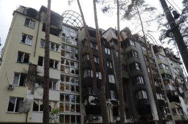 Ukrayna 'da savaş. Rus ordusunun saldırısından sonra Kyiv bölgesinde yıkılan binalar. Rus işgalinin Ukrayna 'daki sonuçları. Kyiv bölgesi, Ukrayna, Haziran 2022