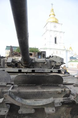 Kyiv, Ukrayna - Mayıs 2022: Ukrayna 'nın başkenti Kyiv' deki Mykhailivska Meydanı 'ndaki sergide Rus zırhlı araçları imha edildi