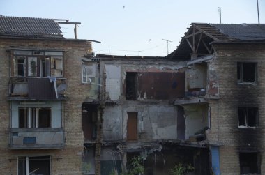 Ukrayna 'da savaş. Rus ordusunun saldırısından sonra Kyiv bölgesinde yıkılan binalar. Rus işgalinin Ukrayna 'daki sonuçları. Kyiv bölgesi, Ukrayna, Haziran 2022
