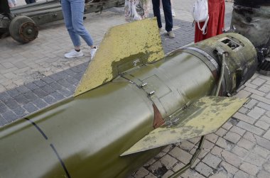 Kyiv, Ukrayna - Mayıs 2022: Ukrayna 'nın başkenti Kyiv' deki Mykhailivska Meydanı 'ndaki sergide Rus zırhlı araçları imha edildi