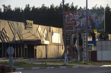 Ukrayna 'da savaş. Rus ordusunun saldırısından sonra Kyiv bölgesinde yıkılan binalar. Rus işgalinin Ukrayna 'daki sonuçları. Kyiv bölgesi, Ukrayna, Haziran 2022