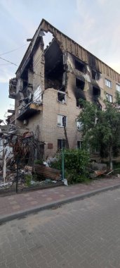 Ukrayna 'da savaş. Rus ordusunun saldırısından sonra Kyiv bölgesinde yıkılan binalar. Rus işgalinin Ukrayna 'daki sonuçları. Kyiv bölgesi, Ukrayna, Haziran 2022