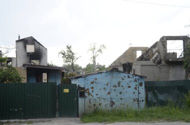 Ukrayna 'da savaş. Rus ordusunun saldırısından sonra Kyiv bölgesinde yıkılan binalar. Rus işgalinin Ukrayna 'daki sonuçları. Kyiv bölgesi, Ukrayna, Haziran 2022