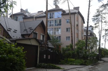 Ukrayna 'da savaş. Rus ordusunun saldırısından sonra Kyiv bölgesinde yıkılan binalar. Rus işgalinin Ukrayna 'daki sonuçları. Kyiv bölgesi, Ukrayna, Haziran 2022