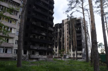 Ukrayna 'da savaş. Rus ordusunun saldırısından sonra Kyiv bölgesinde yıkılan binalar. Rus işgalinin Ukrayna 'daki sonuçları. Kyiv bölgesi, Ukrayna, Haziran 2022