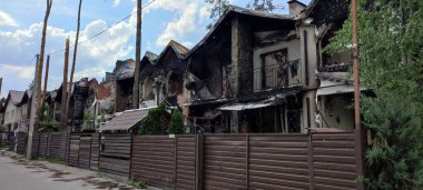 Ukrayna 'da savaş. Rus ordusunun saldırısından sonra Kyiv bölgesinde yıkılan binalar. Rus işgalinin Ukrayna 'daki sonuçları. Kyiv bölgesi, Ukrayna, Haziran 2022