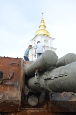 Kyiv, Ukrayna - Mayıs 2022: Ukrayna 'nın başkenti Kyiv' deki Mykhailivska Meydanı 'ndaki sergide Rus zırhlı araçları imha edildi