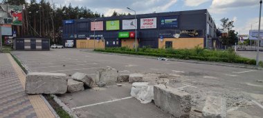 Ukrayna 'da savaş. Rus ordusunun saldırısından sonra Kyiv bölgesinde yıkılan binalar. Rus işgalinin Ukrayna 'daki sonuçları. Kyiv bölgesi, Ukrayna, Haziran 2022