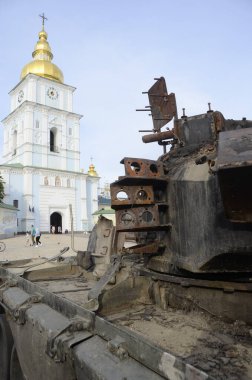 Kyiv, Ukrayna - Mayıs 2022: Ukrayna 'nın başkenti Kyiv' deki Mykhailivska Meydanı 'ndaki sergide Rus zırhlı araçları imha edildi