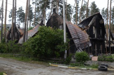 Ukrayna 'da savaş. Rus ordusunun saldırısından sonra Kyiv bölgesinde yıkılan binalar. Rus işgalinin Ukrayna 'daki sonuçları. Kyiv bölgesi, Ukrayna, Haziran 2022
