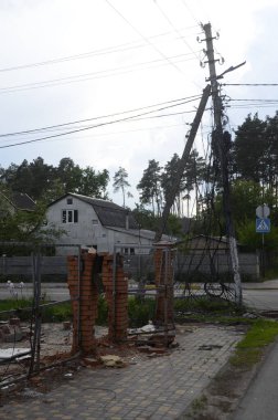 Ukrayna 'da savaş. Rus ordusunun saldırısından sonra Kyiv bölgesinde yıkılan binalar. Rus işgalinin Ukrayna 'daki sonuçları. Kyiv bölgesi, Ukrayna, Haziran 2022