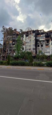 Ukrayna 'da savaş. Rus ordusunun saldırısından sonra Kyiv bölgesinde yıkılan binalar. Rus işgalinin Ukrayna 'daki sonuçları. Kyiv bölgesi, Ukrayna, Haziran 2022