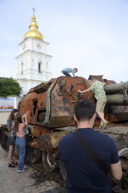 Kyiv, Ukrayna - Mayıs 2022: Ukrayna 'nın başkenti Kyiv' deki Mykhailivska Meydanı 'ndaki sergide Rus zırhlı araçları imha edildi