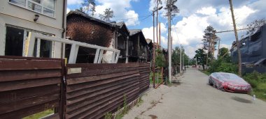 Ukrayna 'da savaş. Rus ordusunun saldırısından sonra Kyiv bölgesinde yıkılan binalar. Rus işgalinin Ukrayna 'daki sonuçları. Kyiv bölgesi, Ukrayna, Haziran 2022