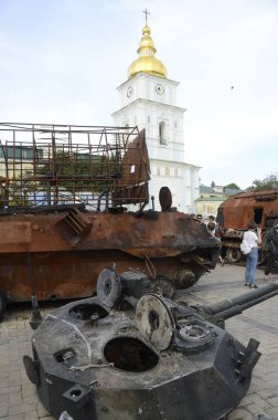 Kyiv, Ukrayna - Mayıs 2022: Ukrayna 'nın başkenti Kyiv' deki Mykhailivska Meydanı 'ndaki sergide Rus zırhlı araçları imha edildi