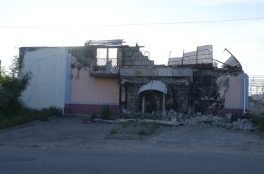 Ukrayna 'da savaş. Rus ordusunun saldırısından sonra Kyiv bölgesinde yıkılan binalar. Rus işgalinin Ukrayna 'daki sonuçları. Kyiv bölgesi, Ukrayna, Haziran 2022