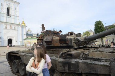 Kyiv, Ukrayna - Mayıs 2022: Ukrayna 'nın başkenti Kyiv' deki Mykhailivska Meydanı 'ndaki sergide Rus zırhlı araçları imha edildi
