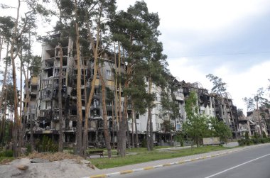 Ukrayna 'da savaş. Rus ordusunun saldırısından sonra Kyiv bölgesinde yıkılan binalar. Rus işgalinin Ukrayna 'daki sonuçları. Kyiv bölgesi, Ukrayna, Haziran 2022