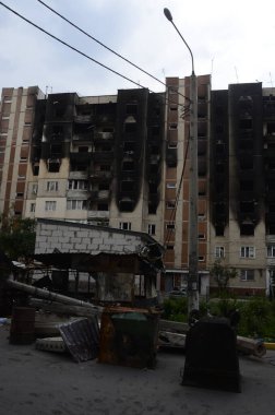 Ukrayna 'da savaş. Rus ordusunun saldırısından sonra Kyiv bölgesinde yıkılan binalar. Rus işgalinin Ukrayna 'daki sonuçları. Kyiv bölgesi, Ukrayna, Haziran 2022