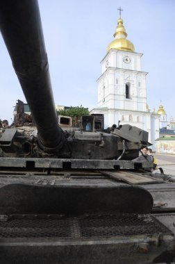 Kyiv, Ukrayna - Mayıs 2022: Ukrayna 'nın başkenti Kyiv' deki Mykhailivska Meydanı 'ndaki sergide Rus zırhlı araçları imha edildi