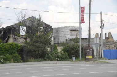 Ukrayna 'da savaş. Rus ordusunun saldırısından sonra Kyiv bölgesinde yıkılan binalar. Rus işgalinin Ukrayna 'daki sonuçları. Kyiv bölgesi, Ukrayna, Haziran 2022