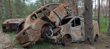 Ukrayna 'da savaş. Rus ordusu tarafından yakıldı, yok edildi ve sivillerin arabaları bombalandı. Rus işgalinin Ukrayna 'daki sonuçları. Irpin, Kyiv bölgesi, Mayıs 2022