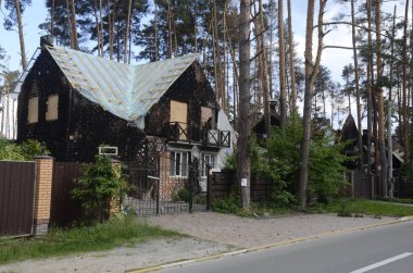 Ukrayna 'da savaş. Rus ordusunun saldırısından sonra Kyiv bölgesinde yıkılan binalar. Rus işgalinin Ukrayna 'daki sonuçları. Kyiv bölgesi, Ukrayna, Haziran 2022