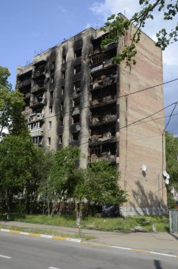Ukrayna 'da savaş. Rus ordusunun saldırısından sonra Kyiv bölgesinde yıkılan binalar. Rus işgalinin Ukrayna 'daki sonuçları. Kyiv bölgesi, Ukrayna, Haziran 2022