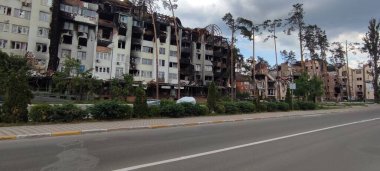 Ukrayna 'da savaş. Rus ordusunun saldırısından sonra Kyiv bölgesinde yıkılan binalar. Rus işgalinin Ukrayna 'daki sonuçları. Kyiv bölgesi, Ukrayna, Haziran 2022