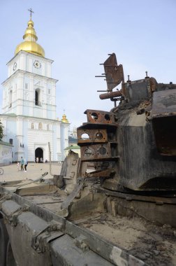 Kyiv, Ukrayna - Mayıs 2022: Ukrayna 'nın başkenti Kyiv' deki Mykhailivska Meydanı 'ndaki sergide Rus zırhlı araçları imha edildi