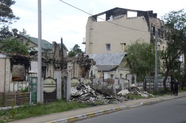 Ukrayna 'da savaş. Rus ordusunun saldırısından sonra Kyiv bölgesinde yıkılan binalar. Rus işgalinin Ukrayna 'daki sonuçları. Kyiv bölgesi, Ukrayna, Haziran 2022