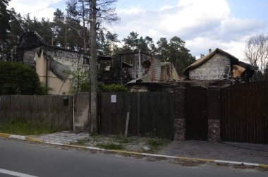 Ukrayna 'da savaş. Rus ordusunun saldırısından sonra Kyiv bölgesinde yıkılan binalar. Rus işgalinin Ukrayna 'daki sonuçları. Kyiv bölgesi, Ukrayna, Haziran 2022