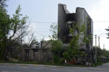 Ukrayna 'da savaş. Rus ordusunun saldırısından sonra Kyiv bölgesinde yıkılan binalar. Rus işgalinin Ukrayna 'daki sonuçları. Kyiv bölgesi, Ukrayna, Haziran 2022