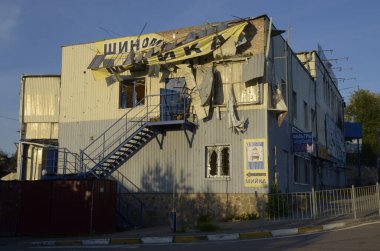 Ukrayna 'da savaş. Rus ordusunun saldırısından sonra Kyiv bölgesinde yıkılan binalar. Rus işgalinin Ukrayna 'daki sonuçları. Kyiv bölgesi, Ukrayna, Haziran 2022