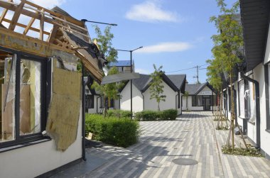 Ukrayna 'da savaş. Rus ordusunun saldırısından sonra Kyiv bölgesinde yıkılan binalar. Rus işgalinin Ukrayna 'daki sonuçları. Kyiv bölgesi, Ukrayna, Haziran 2022