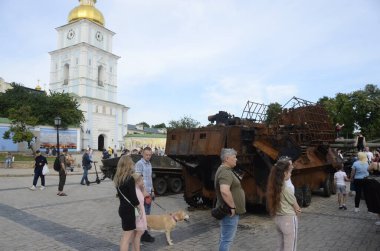 Kyiv, Ukrayna - Mayıs 2022: Ukrayna 'nın başkenti Kyiv' deki Mykhailivska Meydanı 'ndaki sergide Rus zırhlı araçları imha edildi