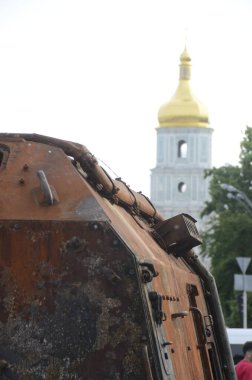 Kyiv, Ukrayna - Mayıs 2022: Ukrayna 'nın başkenti Kyiv' deki Mykhailivska Meydanı 'ndaki sergide Rus zırhlı araçları imha edildi