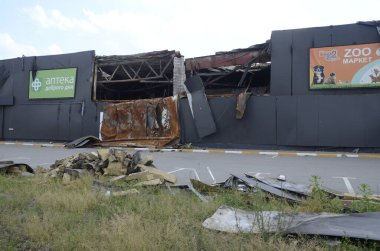 Ukrayna 'da savaş. Rus ordusunun saldırısından sonra Kyiv bölgesinde yıkılan binalar. Rus işgalinin Ukrayna 'daki sonuçları. Kyiv bölgesi, Ukrayna, Haziran 2022