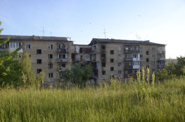 Ukrayna 'da savaş. Rus ordusunun saldırısından sonra Kyiv bölgesinde yıkılan binalar. Rus işgalinin Ukrayna 'daki sonuçları. Kyiv bölgesi, Ukrayna, Haziran 2022