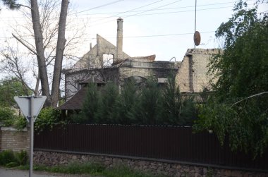Ukrayna 'da savaş. Rus ordusunun saldırısından sonra Kyiv bölgesinde yıkılan binalar. Rus işgalinin Ukrayna 'daki sonuçları. Kyiv bölgesi, Ukrayna, Haziran 2022