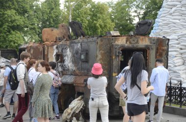Kyiv, Ukrayna - Mayıs 2022: Ukrayna 'nın başkenti Kyiv' deki Mykhailivska Meydanı 'ndaki sergide Rus zırhlı araçları imha edildi