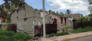 Ukrayna 'da savaş. Rus ordusunun saldırısından sonra Kyiv bölgesinde yıkılan binalar. Rus işgalinin Ukrayna 'daki sonuçları. Kyiv bölgesi, Ukrayna, Haziran 2022