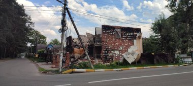 Ukrayna 'da savaş. Rus ordusunun saldırısından sonra Kyiv bölgesinde yıkılan binalar. Rus işgalinin Ukrayna 'daki sonuçları. Kyiv bölgesi, Ukrayna, Haziran 2022