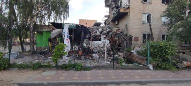 Ukrayna 'da savaş. Rus ordusunun saldırısından sonra Kyiv bölgesinde yıkılan binalar. Rus işgalinin Ukrayna 'daki sonuçları. Kyiv bölgesi, Ukrayna, Haziran 2022